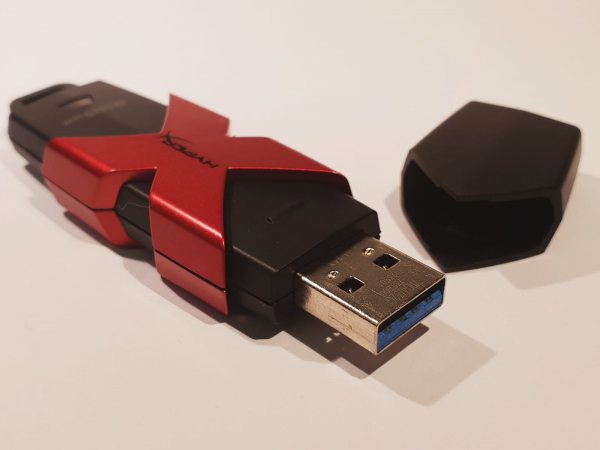 Kingston HyperX Savage USB Stick (Schwarz/Rot) mit abgezogener Schutzkappe